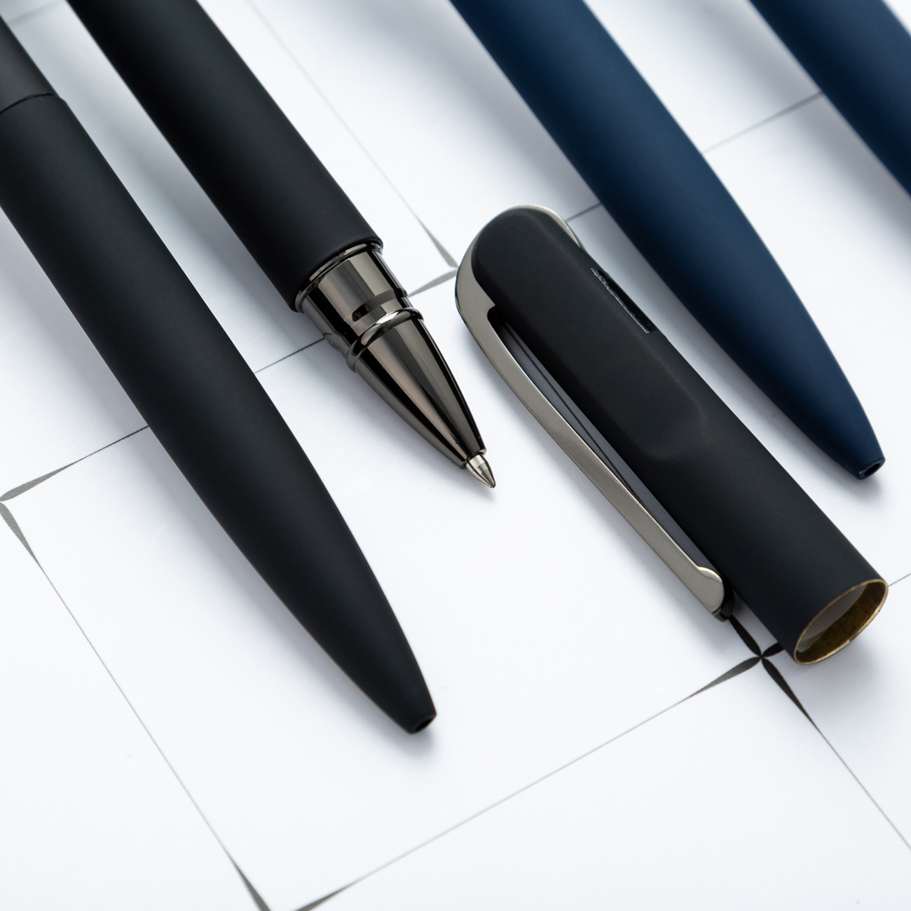 Adhesivo spray de metal negro firma pluma Oficina firma regalo pluma imprimible LOGO publicidad pluma de metal Fuente de la fábrica