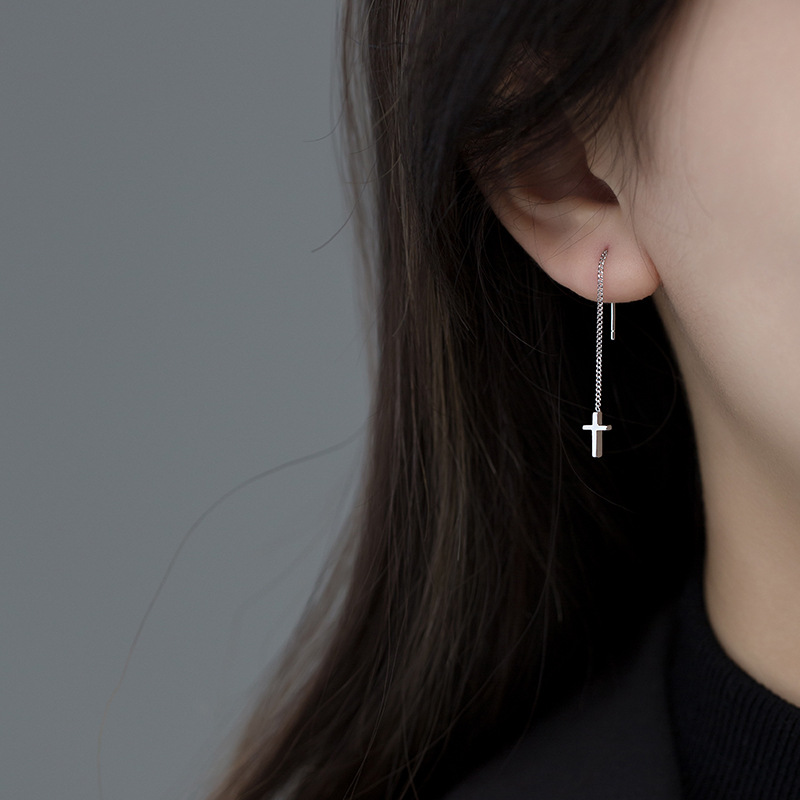 Lodge s925 línea de hongo blanco femenino versión coreana simple cruz larga brillante joyería de oreja fresca y dulce E3871