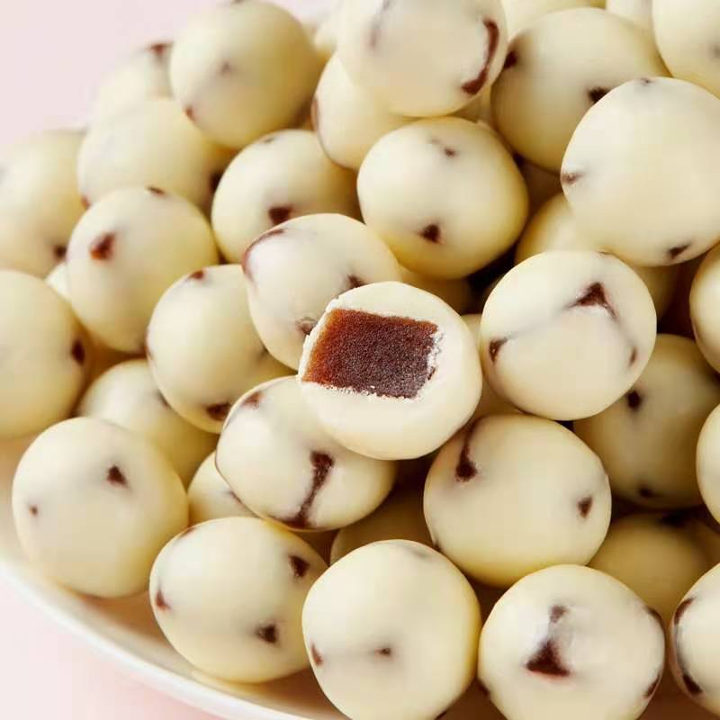 "White and Black Chocolate Yogurt Balls, the same style as the popular online yogurt balls, bulk snack manufacturer wholesale"