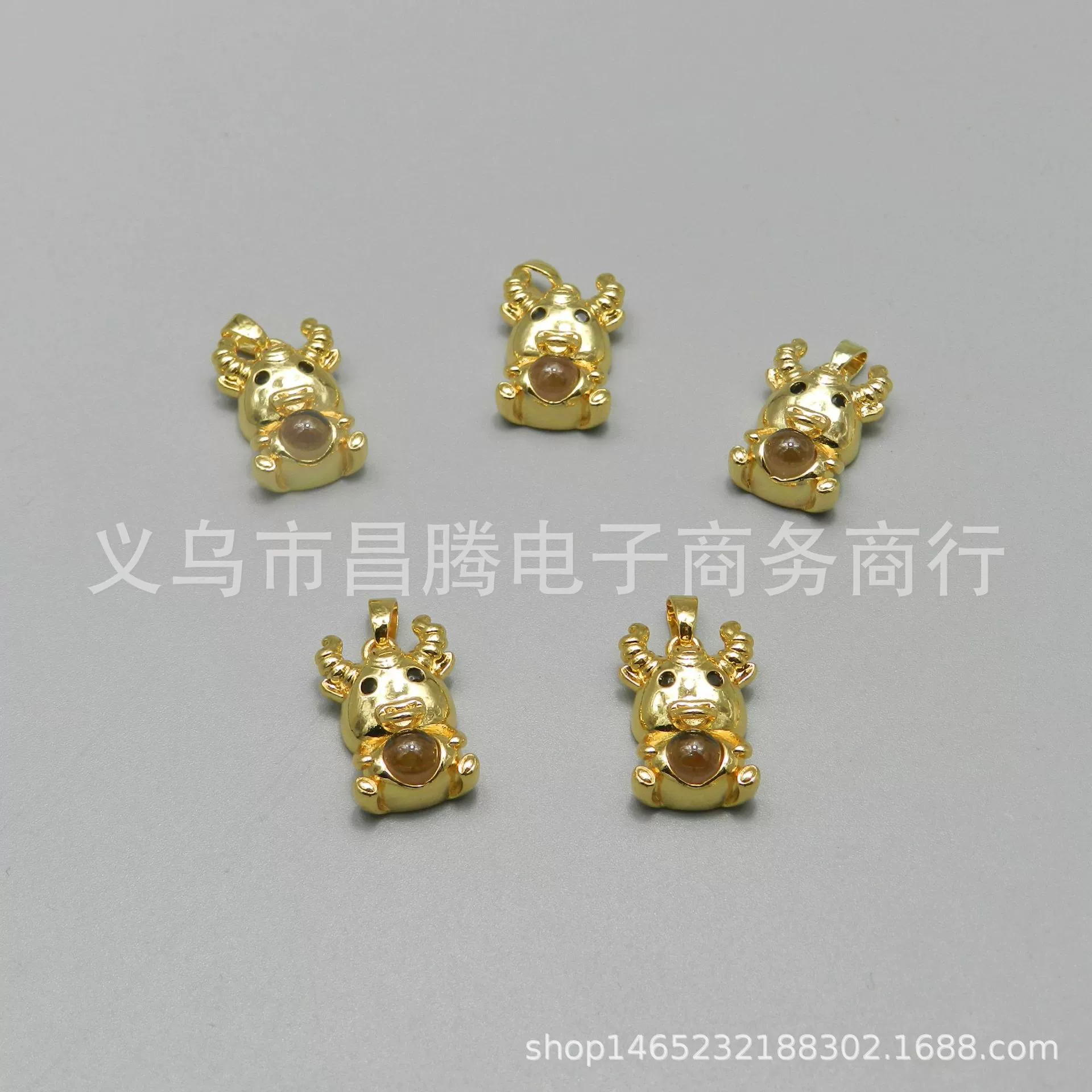 Медный 18-каратный настоящий золотой проекционный камень Фу персонаж Корова кулон Милая корова Женская цепочка на ключицу DIY ювелирные аксессуары материал ручной работы