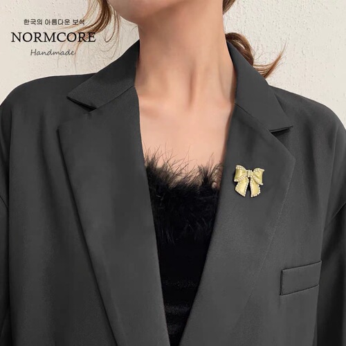 Anti-exposure bow pearl brooch, high-end silk scarf buckle, fashionable and cute Japanese corsage, suit pin buckle accessories