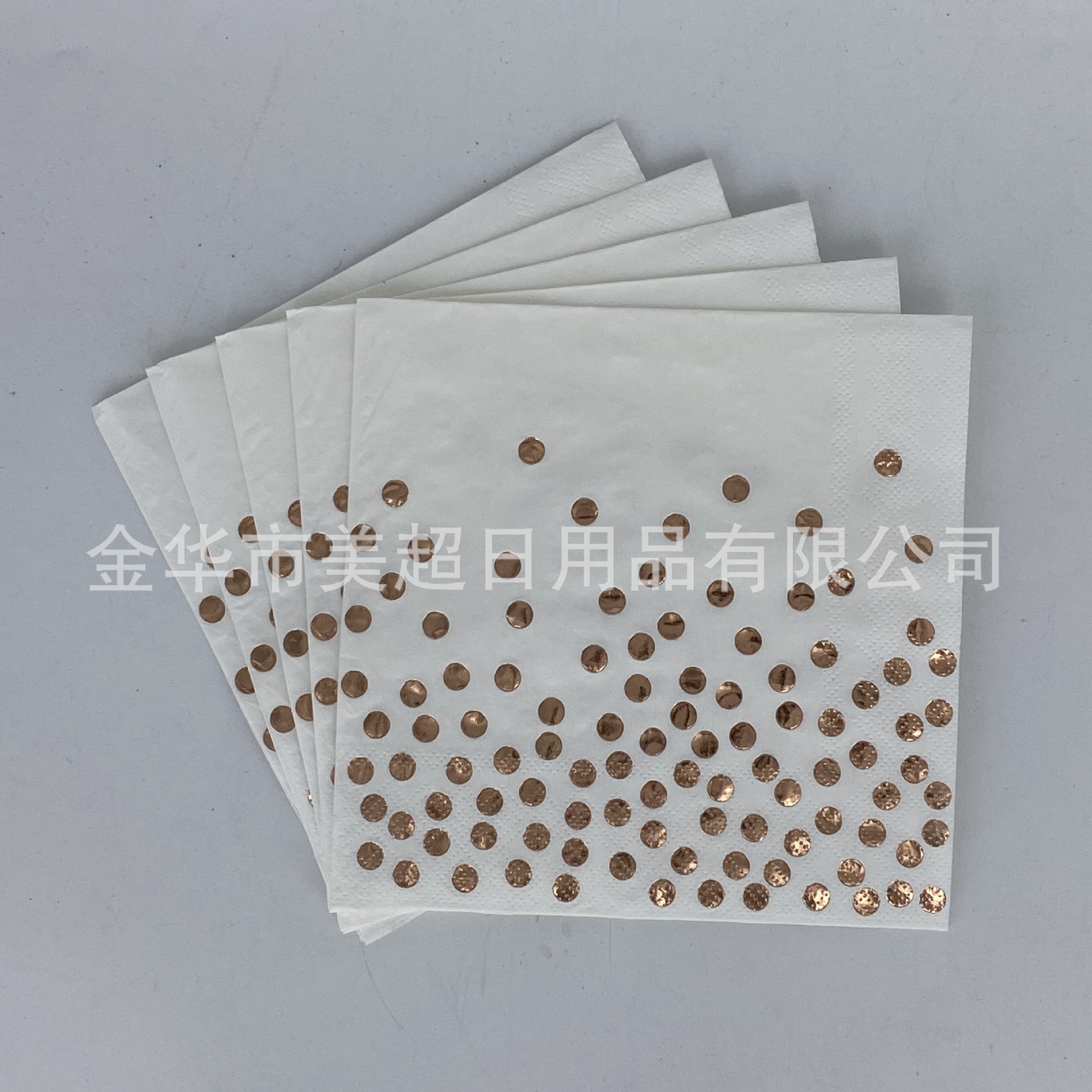 Oro rosa sobre fondo blanco