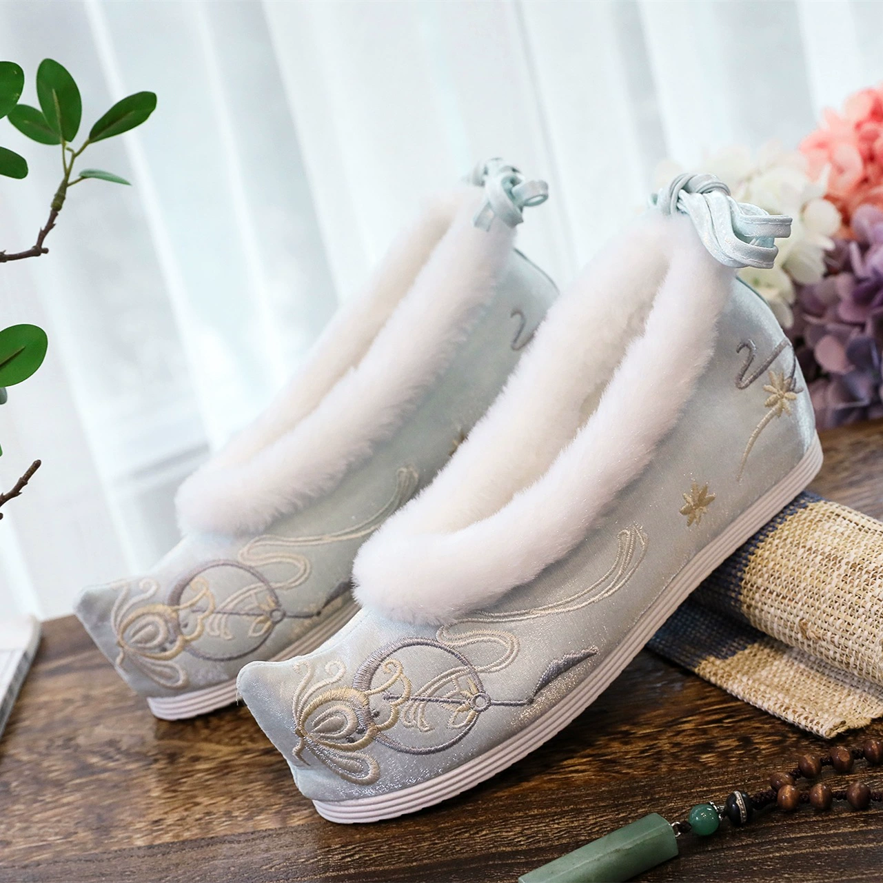 Зимние новые теплые туфли ханьфу в погоне за луной на флисовой подкладке Старинная обувь с вышивкой Хлопковая обувь с ростом внутренней высоты Обувь с бантом