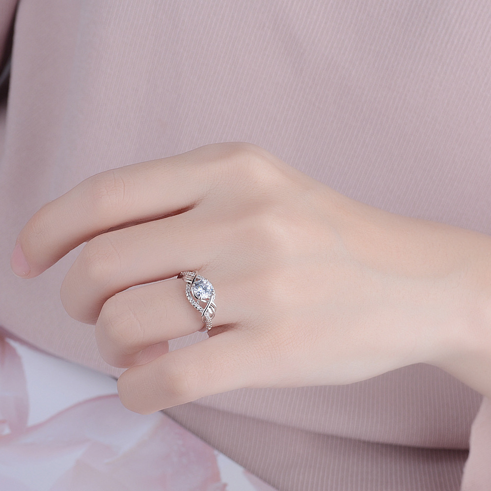 Fashionable gemstone ring with zircon