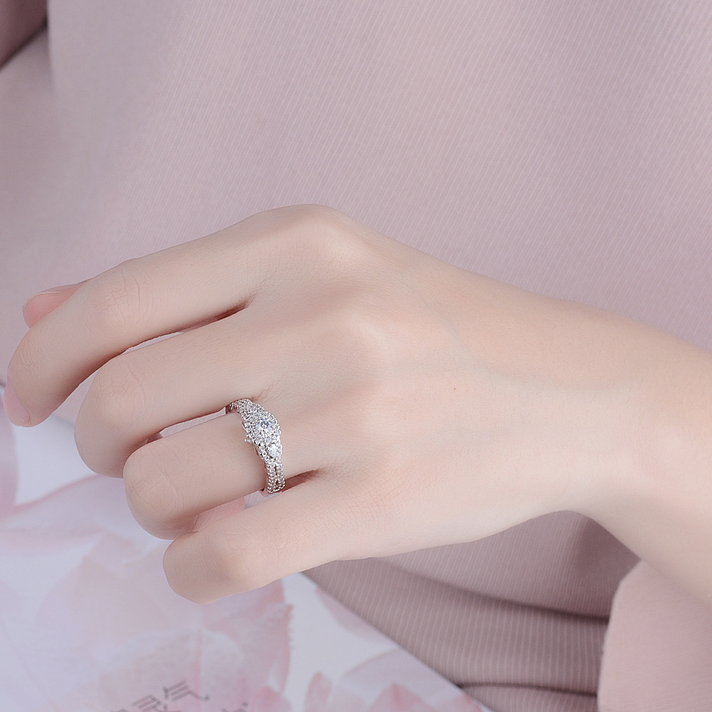 Retro ring with zircon
