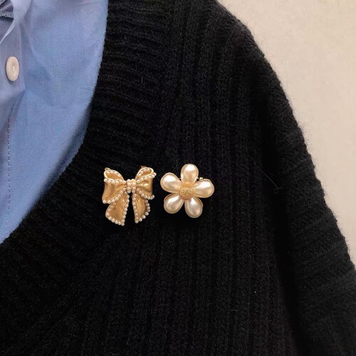 Anti-exposure bow pearl brooch, high-end silk scarf buckle, fashionable and cute Japanese corsage, suit pin buckle accessories