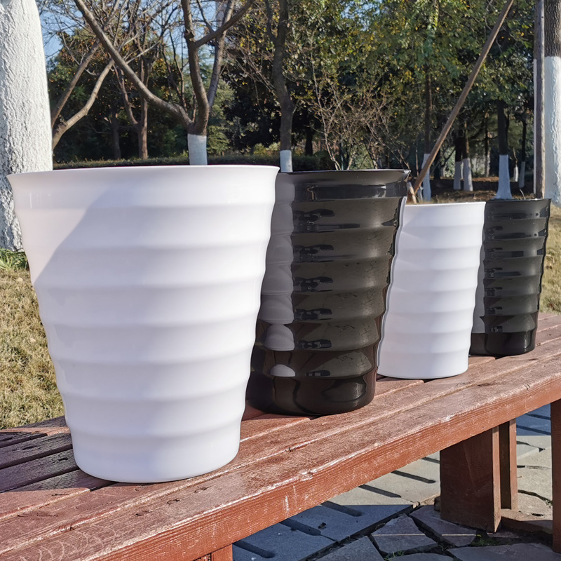 Fabricantes de macetas roscadas de plástico grandes al aire libre para espesar flores y árboles imitación de porcelana barril roscado extra grande