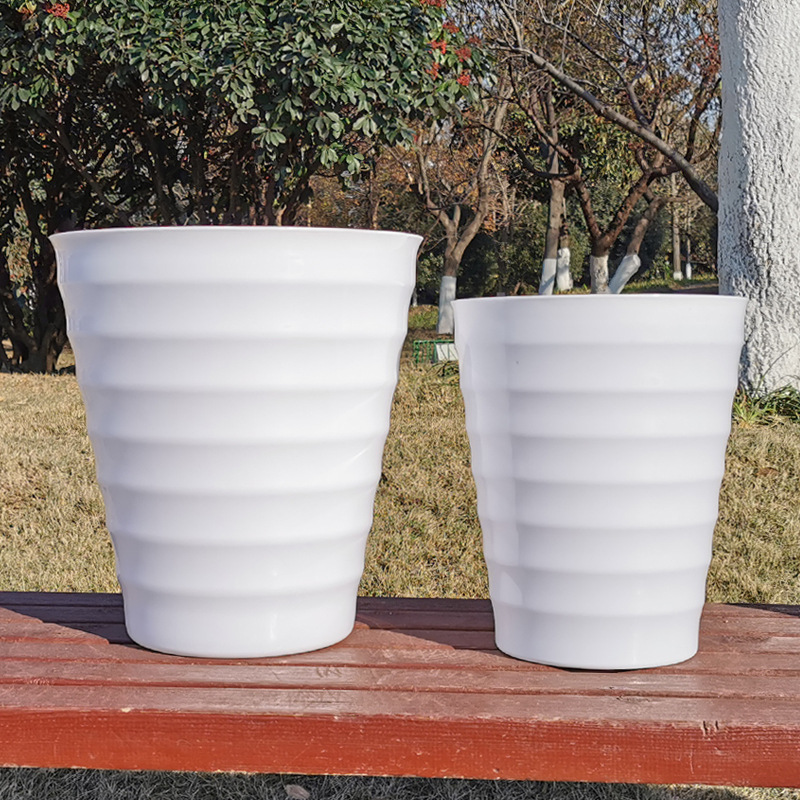 Fabricantes de macetas roscadas de plástico grandes al aire libre para espesar flores y árboles imitación de porcelana barril roscado extra grande