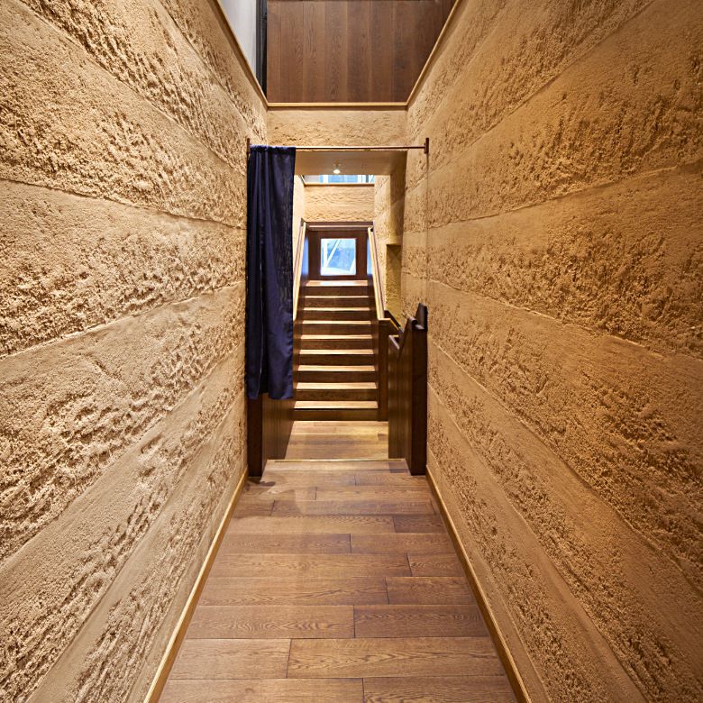 现代新型夯土墙油漆施工工艺建筑房仿黄泥巴民宿酒店艺术