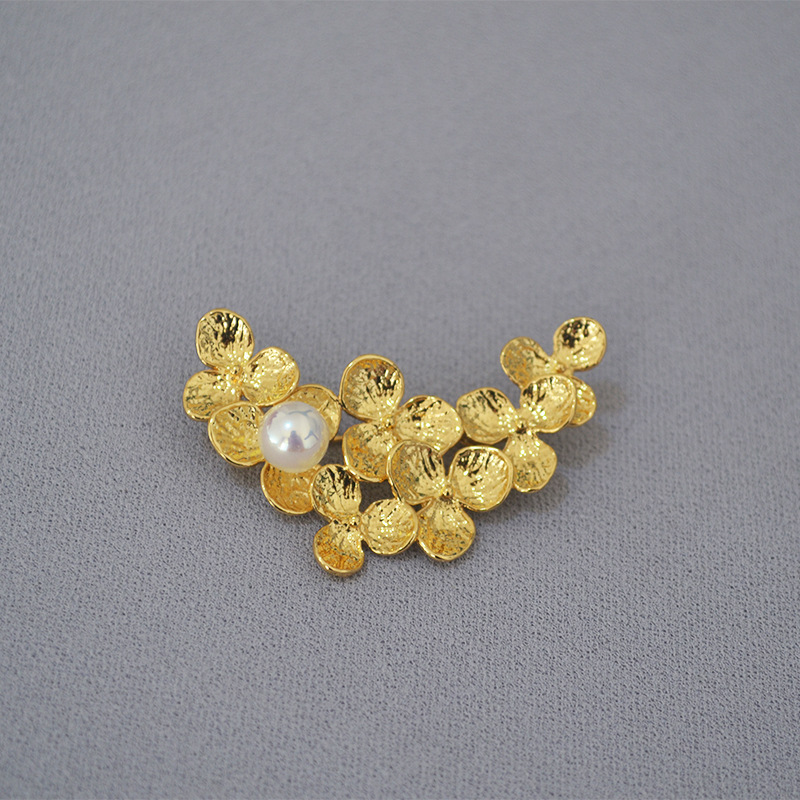 Japanese and Korean original niche brass gold-plated handmade golden leaves inlaid pearl fashionable elegant brooch corsage female