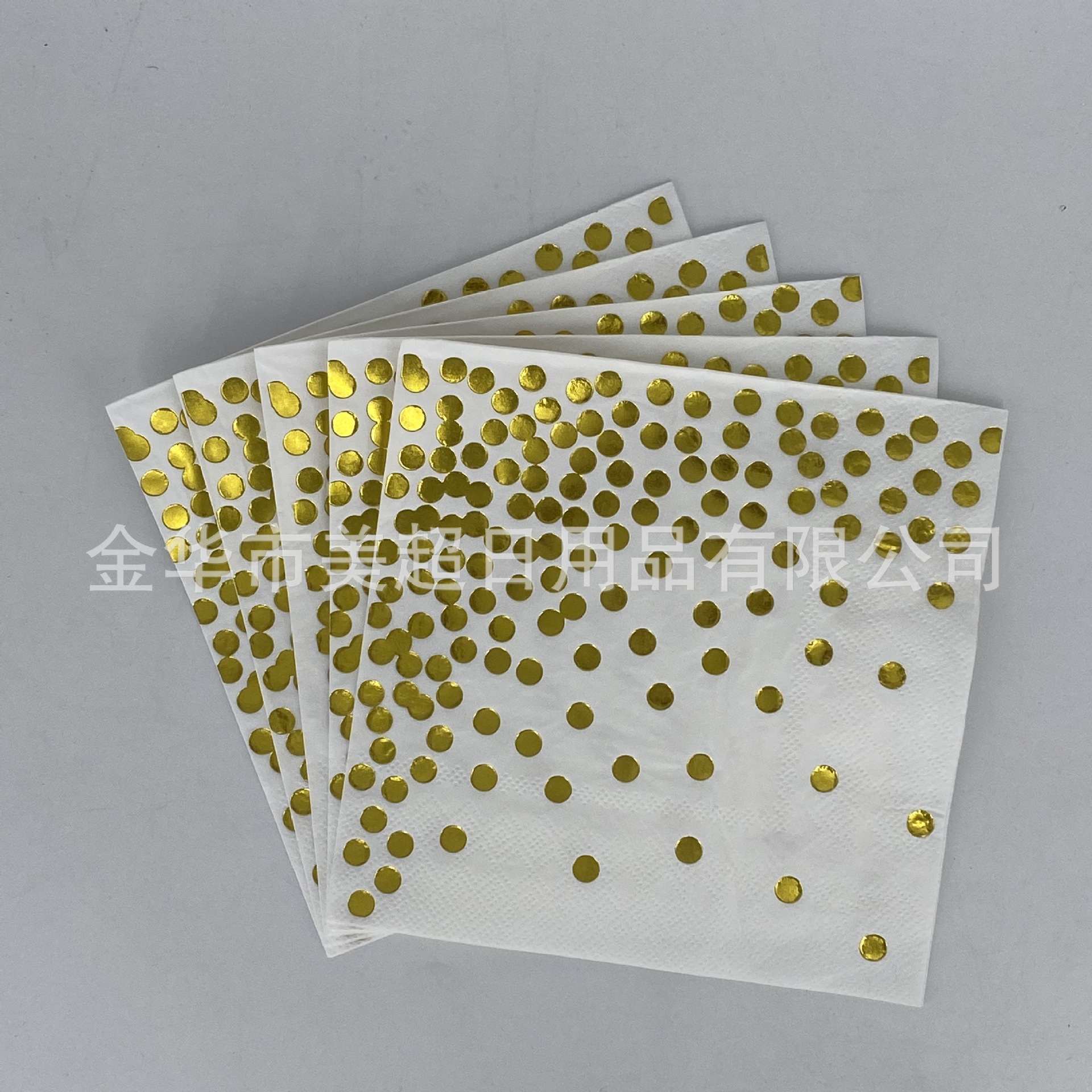 흰색 배경에 금