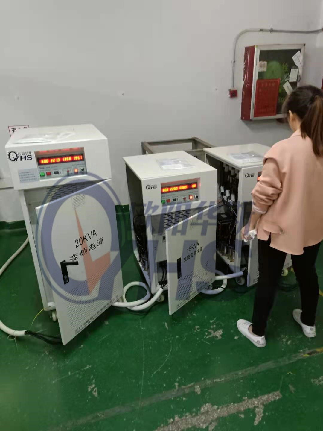 欧阳华斯二台三相15KVA变频电源，一台三相20KVA变频电源发往江苏