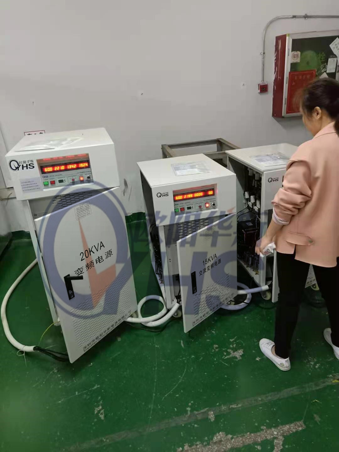 ŷ����˹��̨����15KVA��Ƶ��Դ��һ̨����20KVA��Ƶ��Դ��������