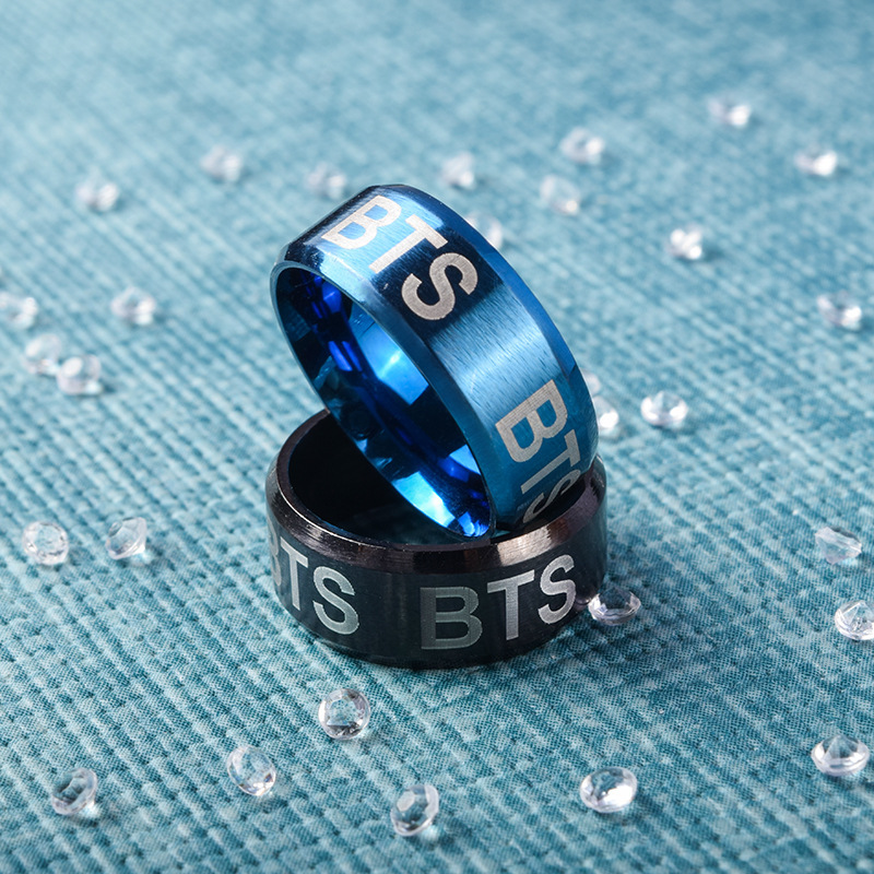 Estilo coreano periférico Venta caliente BTS carta impresión titanio anillo de acero Internet celebridad joyería acero inoxidable fábrica suministro directo letras image 4