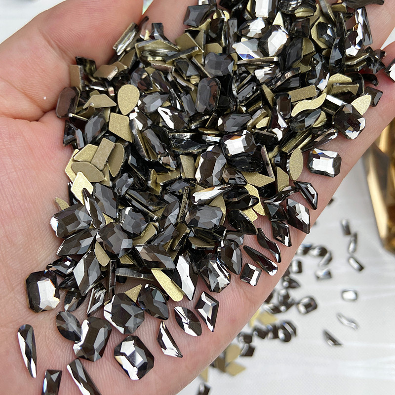 Accesorios de diamantes de uñas nueva celebridad en línea plana diamante en forma especial mezclado mineral Diamante Negro Super Flash plata rhinestone 50 piezas