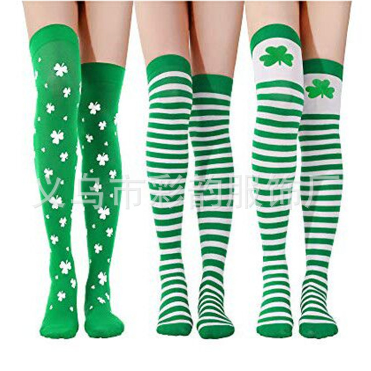 Stock irlandés medias de trébol negro verde de cuatro hojas sobre rodillas calcetines de San Patricio