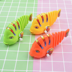 Cartoon creative wind-up swinging fish imitation small animal that can run small gift with moving tail fish children's toy