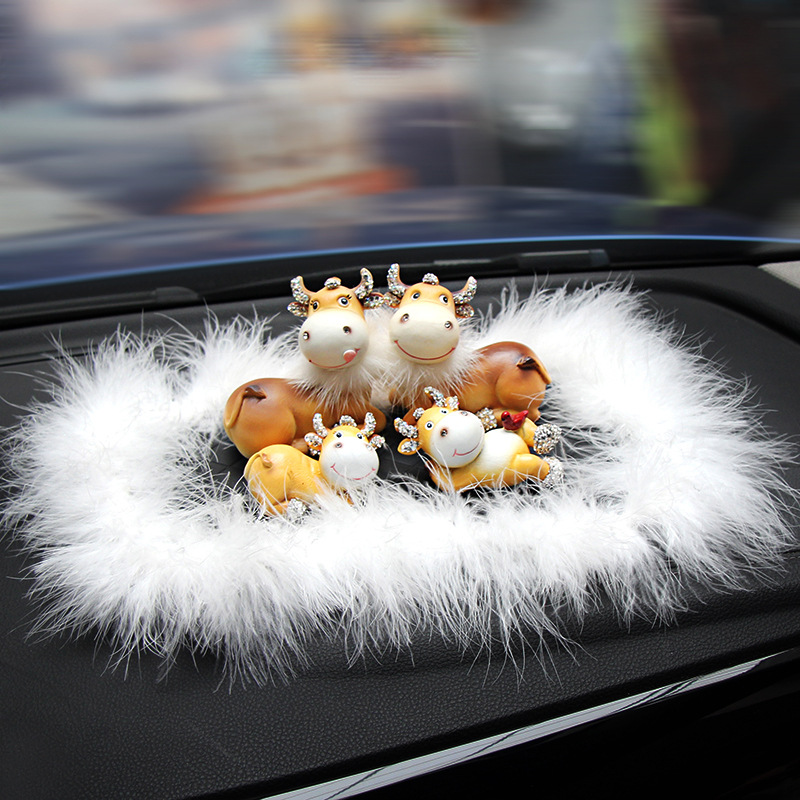 Decoración de la consola central del automóvil, lindo y lindo, ternero con incrustaciones de diamantes, combinación de cuatro almohadillas de plumas, adornos de automóvil, accesorios de automóvil
