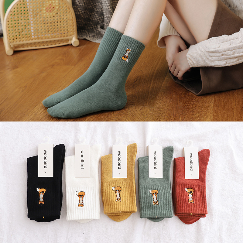 Medias de primavera y otoño calcetines de algodón bordados de zorro de mujer calcetines de mujer delgada transpirable calcetines de longitud media pantorrilla Calcetines de mujer Zhuji al por mayor