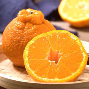 Плато уродливый апельсин См. Свежие фрукты, я не знаю уродливых, апельсинов, сезон фруктов Уродливая апельсиновая цитрусовая оптом