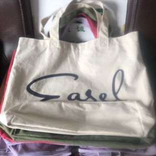 �Ϻ����������a���lб�y����Ů���μ�h��ُ���޲���ӡ��ɫlogo�S