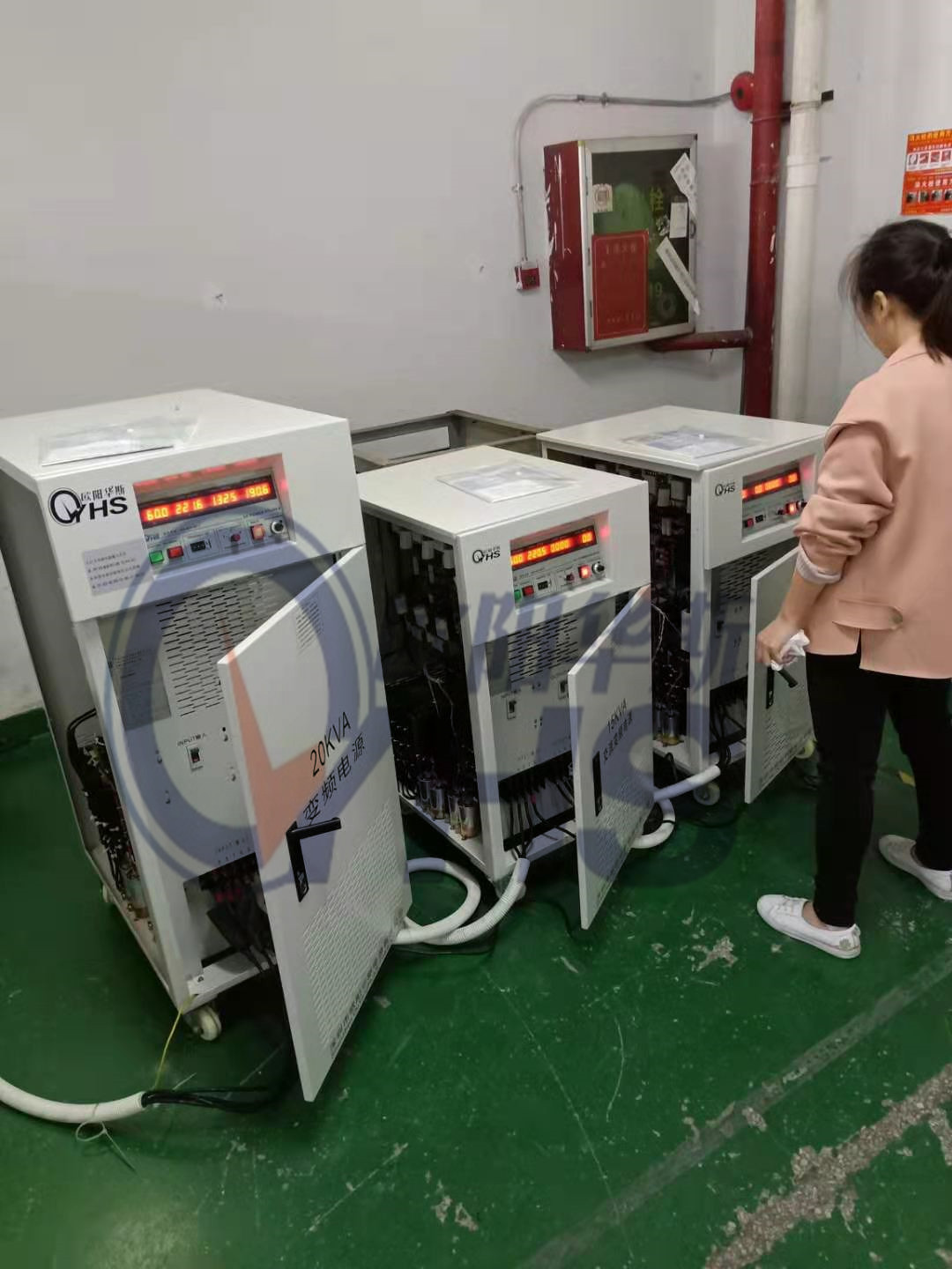 ŷ����˹��̨����15KVA��Ƶ��Դ��һ̨����20KVA��Ƶ��Դ��������