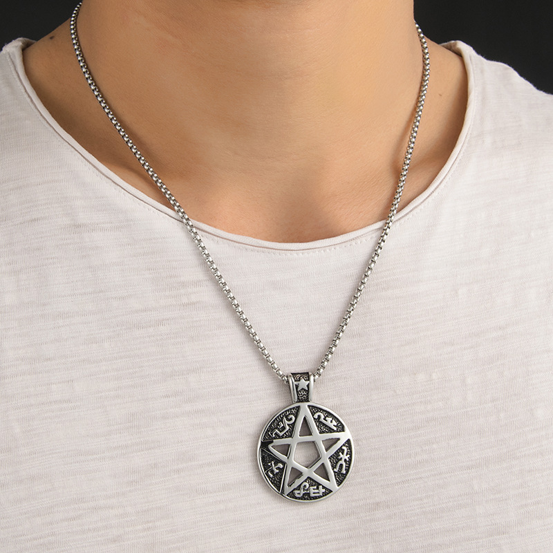 Collier Hip Hop en acier titane étoile à cinq branches personnalisé 2023 avec accessoires d'hexagramme sanskrit_voghion.com