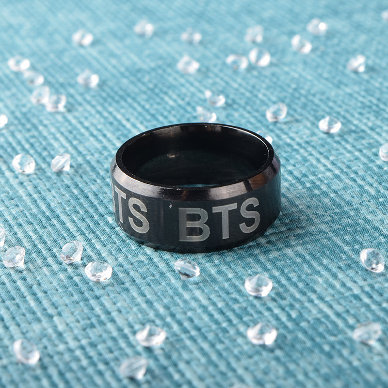 Estilo coreano periférico Venta caliente BTS carta impresión titanio anillo de acero Internet celebridad joyería acero inoxidable fábrica suministro directo letras image 9