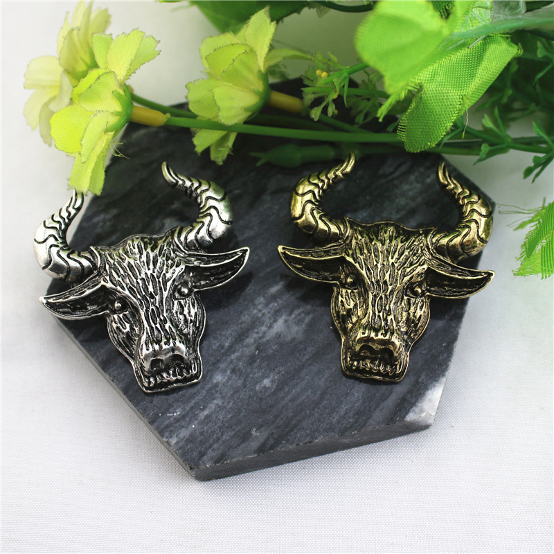 2021 New electroplated ancient gold ancient silver cattle head brooch alloy creative Zodiac cattle corsage pendant dual-use Qingdao