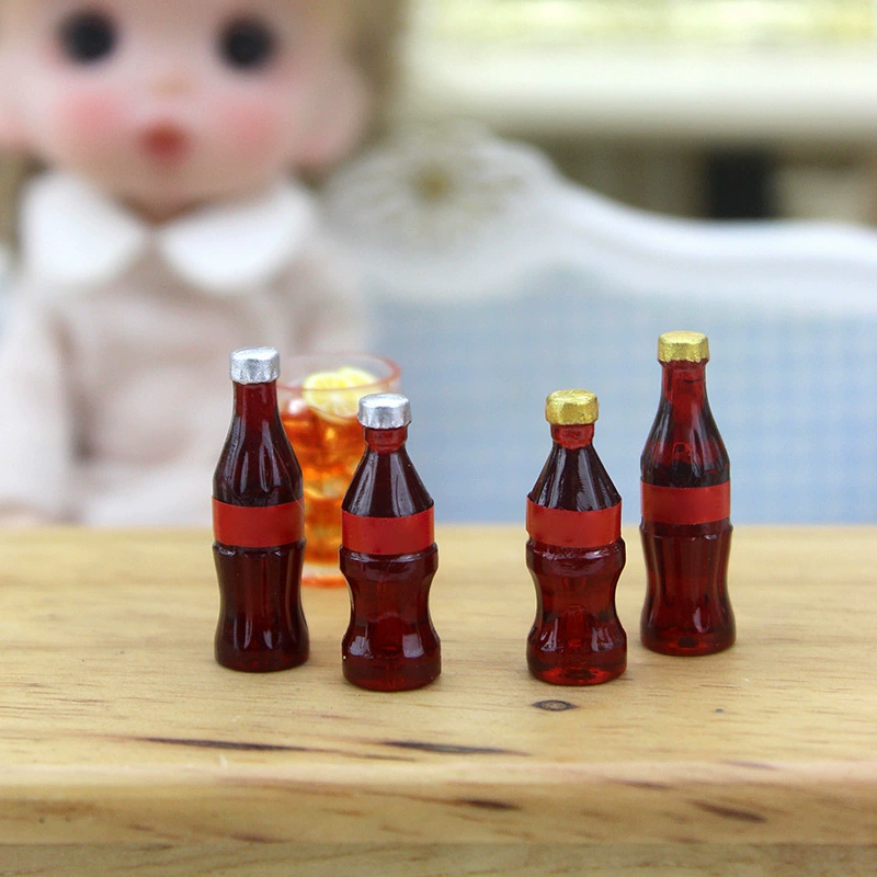 Small doll house with accessories, minifigure, Cola, D153