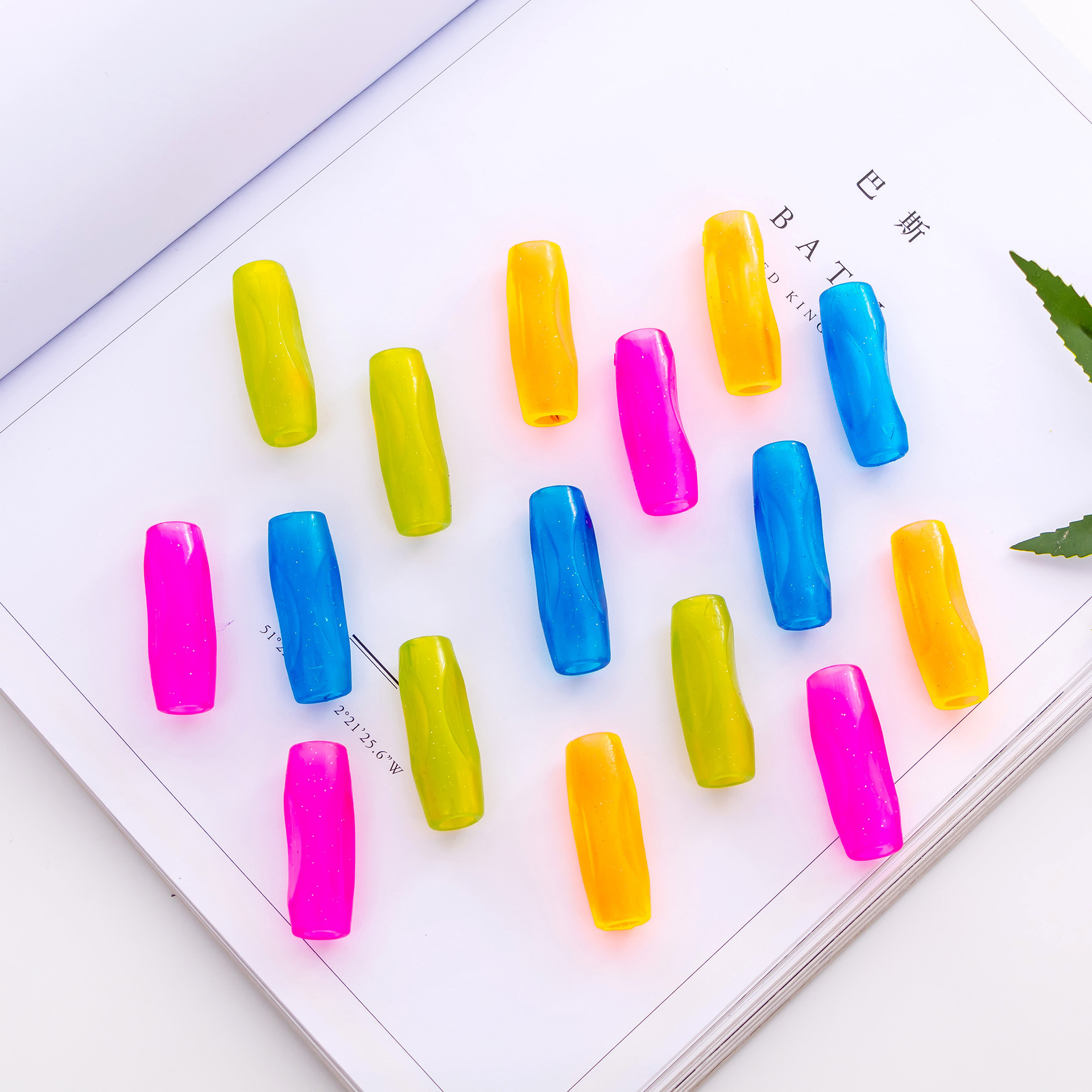 Pluma para niños que sostiene el corrector postura de escritura correcta estudiante niño pluma con funda color caramelo pluma de silicona dispositivo de sujeción