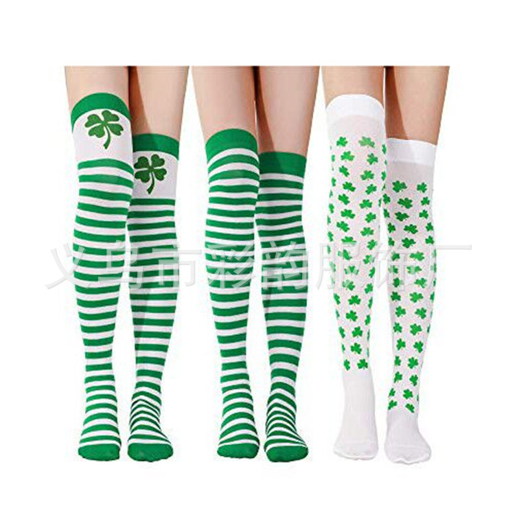 Stock irlandés medias de trébol negro verde de cuatro hojas sobre rodillas calcetines de San Patricio