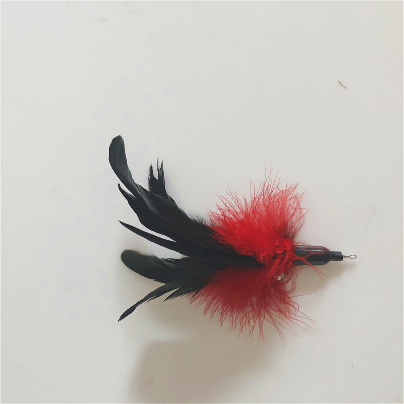 검은 색과 빨간색 닭 깃털