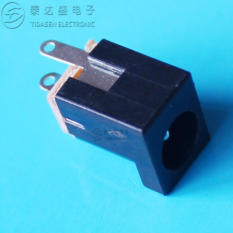 深圳供应无人机DC电源接口180度三脚直插ROHS长寿命DC电源座DC012