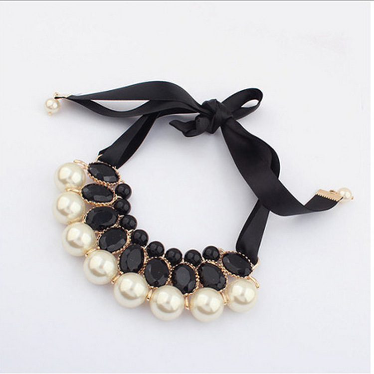 Demi-season necklace from pearl