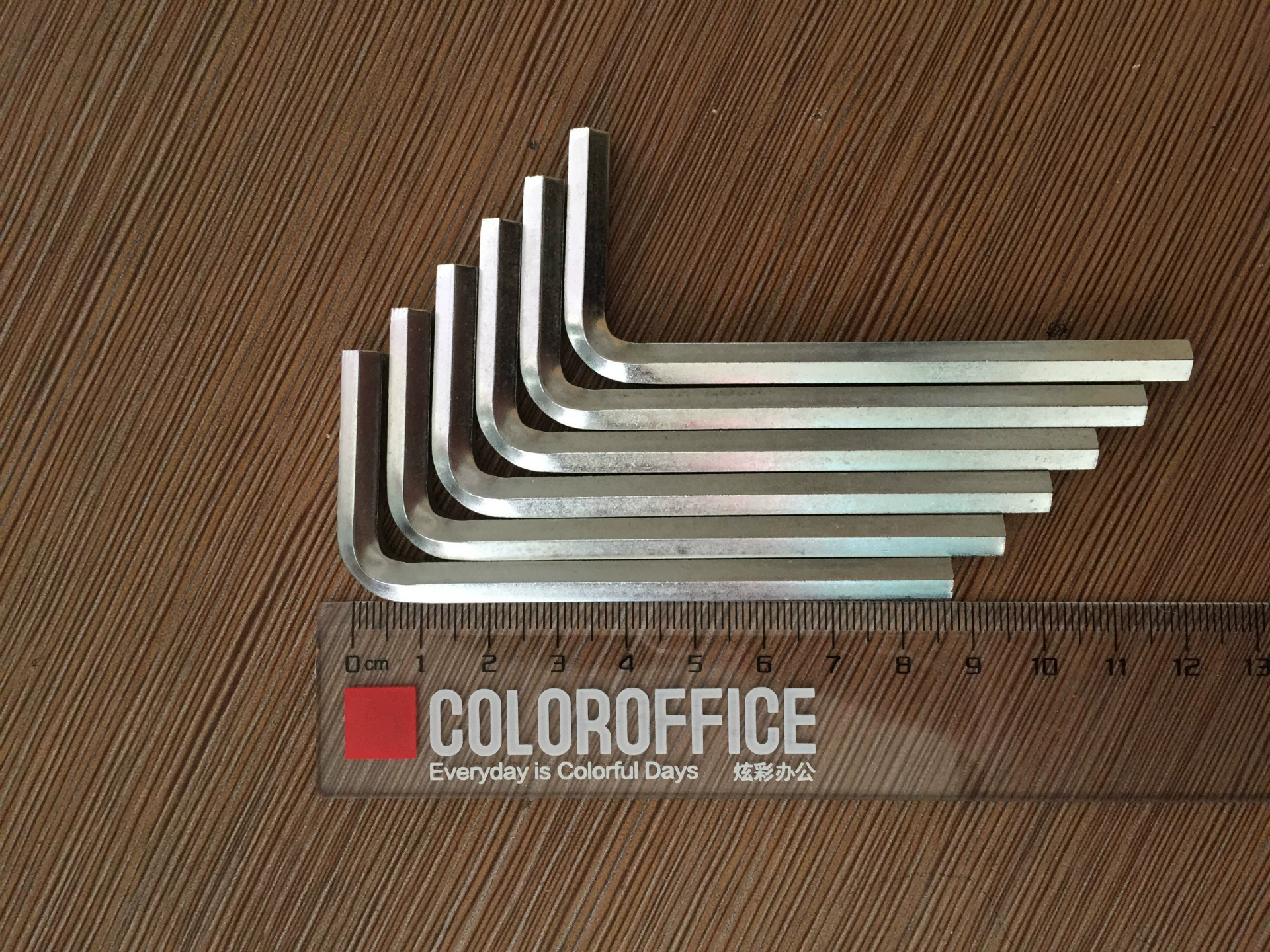 Производитель поставляет L-образный шестигранный ключ с плоской головкой, оцинкованный, метрический, высокой твердости и усиленный.