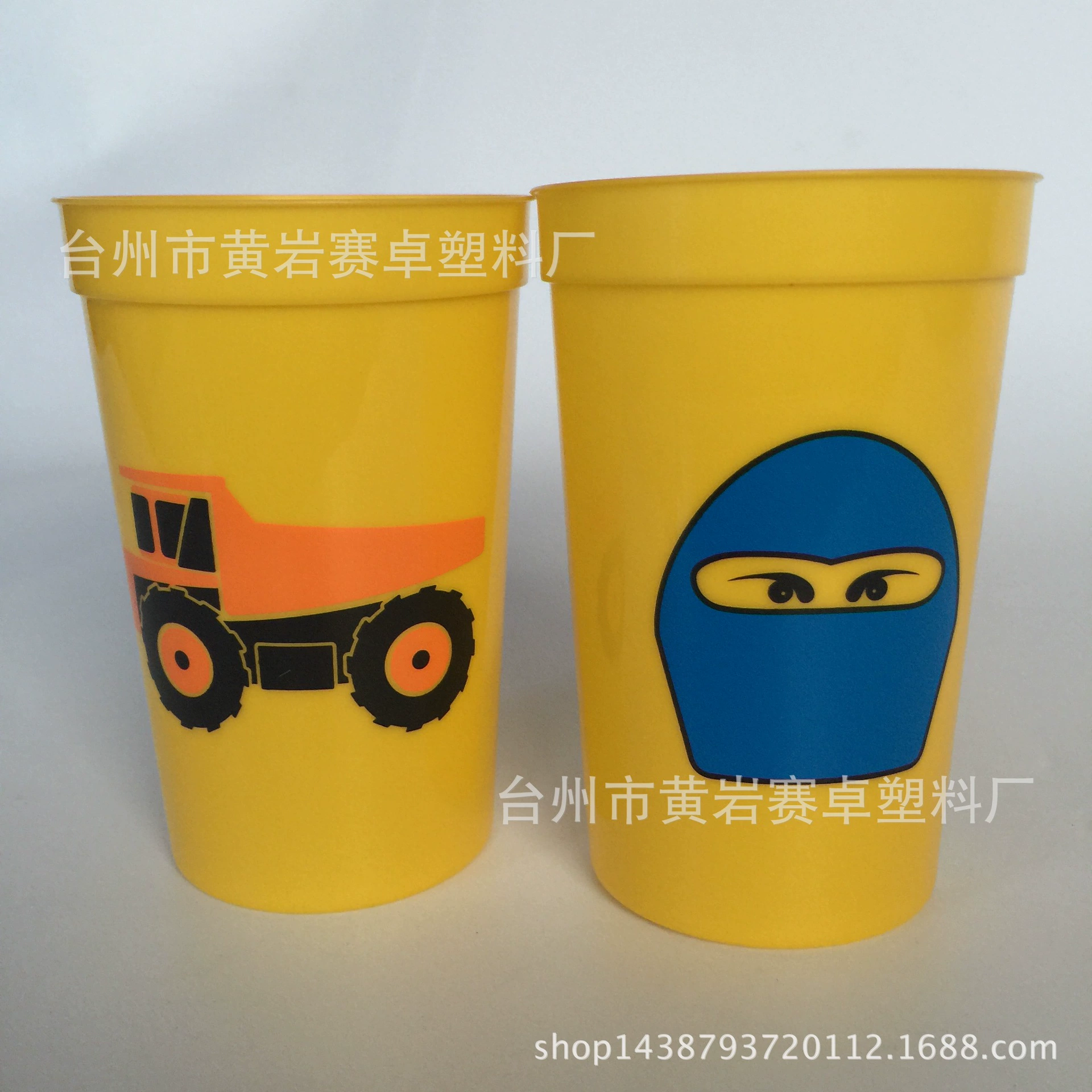 Поставка 16oz квадратная пластиковая чашка Fruity Cup пластиковая коричневый чашка для стадиона