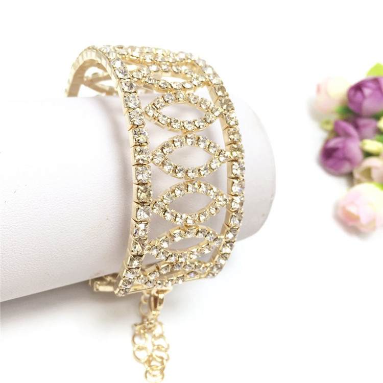 Los fabricantes de materiales de pulsera de diamantes de imitación 888 de ojo de caballo hueco de las mujeres europeas y americanas abren la entrega de una pieza