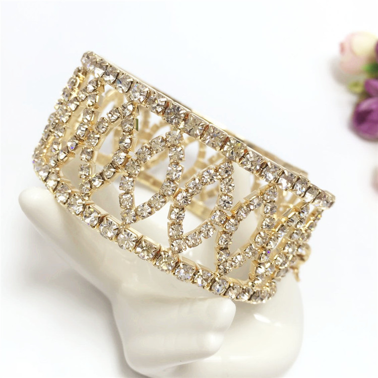 Los fabricantes de materiales de pulsera de diamantes de imitación 888 de ojo de caballo hueco de las mujeres europeas y americanas abren la entrega de una pieza