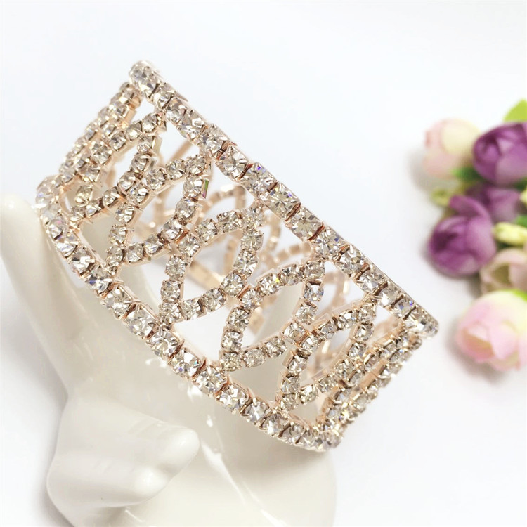 Los fabricantes de materiales de pulsera de diamantes de imitación 888 de ojo de caballo hueco de las mujeres europeas y americanas abren la entrega de una pieza