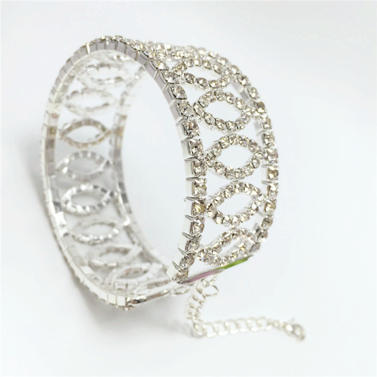 Los fabricantes de materiales de pulsera de diamantes de imitación 888 de ojo de caballo hueco de las mujeres europeas y americanas abren la entrega de una pieza