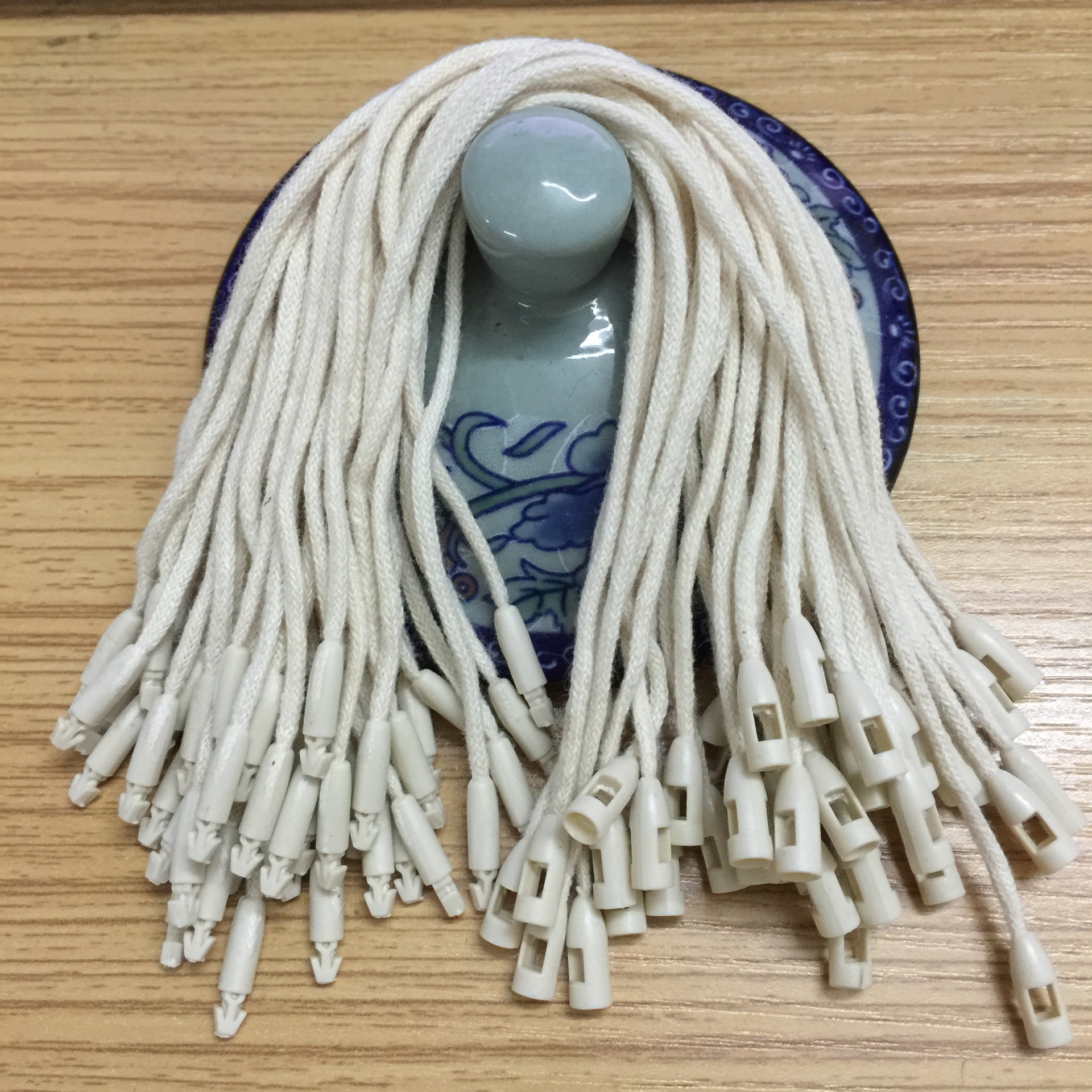 厂家直销广州子弹头吊粒现货通用款棉蜡涤纶绳跨境服装商标吊牌绳