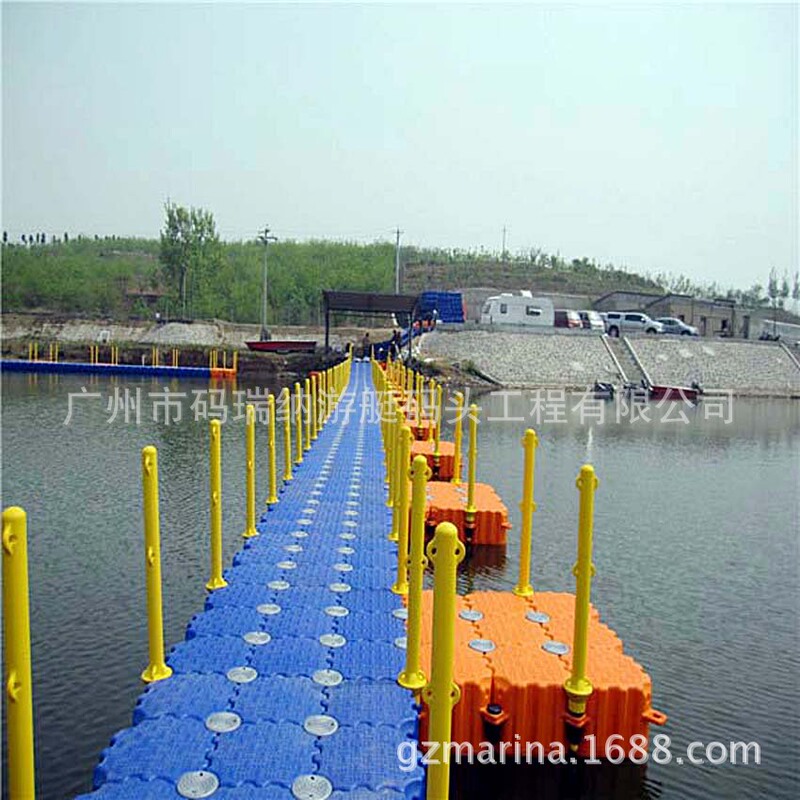 Water park plastic pontoon dock, mooring space, water platform, jet ski and yacht berth, fishing platform, floating bridge Water park plastic pontoon dock, mooring space, water platform, jet ski and yacht berth, fishing platform, floating bridge