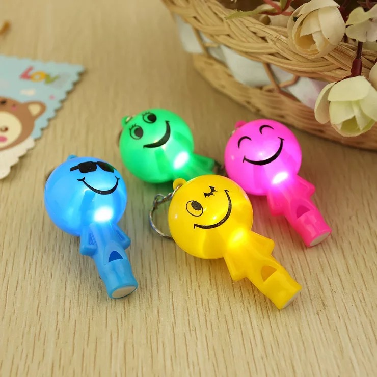 Lindo Smiley cara villano silbato luz de color LED llavero luz colgante luminoso juguete pequeño regalo actividad