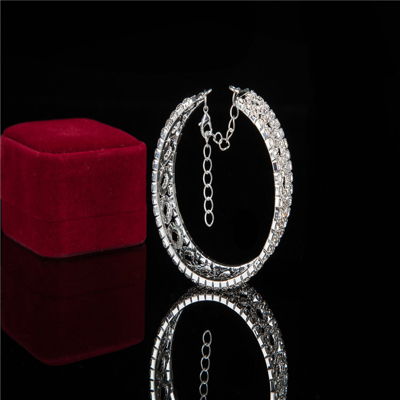 Los fabricantes de materiales de pulsera de diamantes de imitación 888 de ojo de caballo hueco de las mujeres europeas y americanas abren la entrega de una pieza