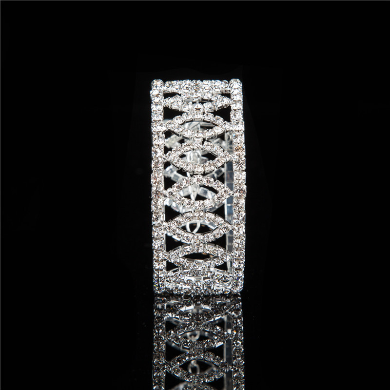 Los fabricantes de materiales de pulsera de diamantes de imitación 888 de ojo de caballo hueco de las mujeres europeas y americanas abren la entrega de una pieza