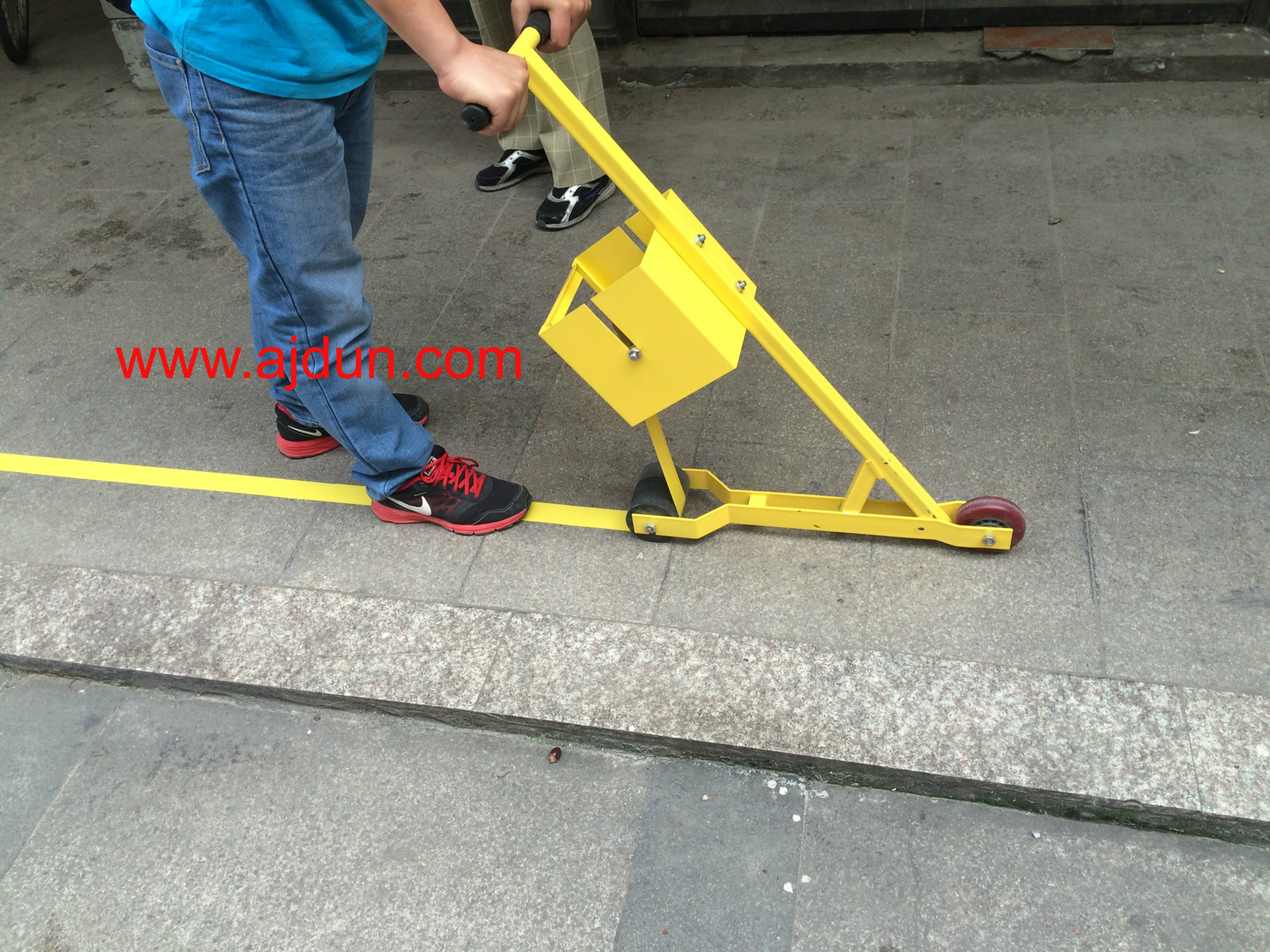 胶带贴地车美纹纸胶带划线车警示胶带贴地工具划线器球场贴地机