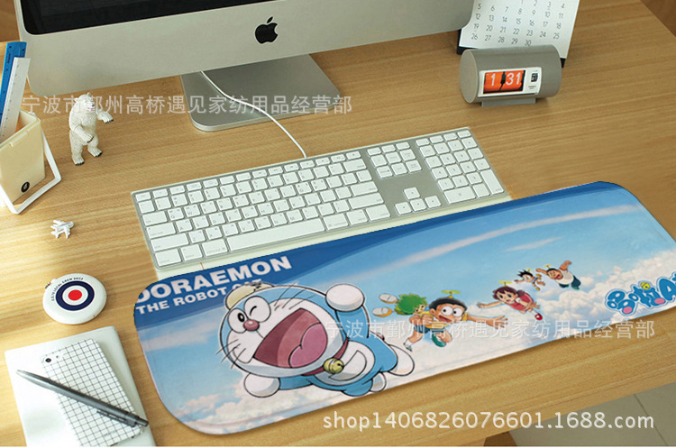 Налокотник Doraemon с синим фоном и небом