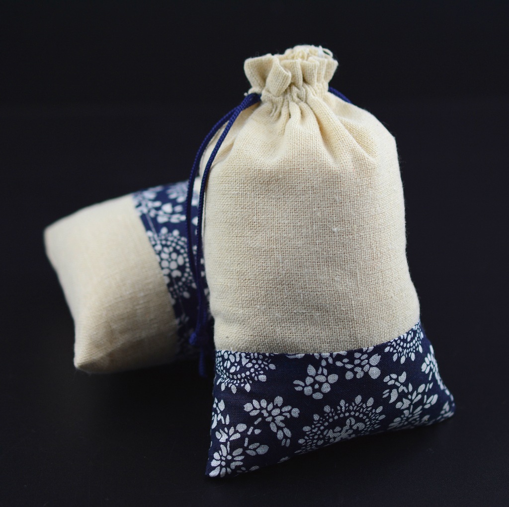 批发13*18新款麻布青花束口袋 礼品首饰袋 拉绳袋多色可选