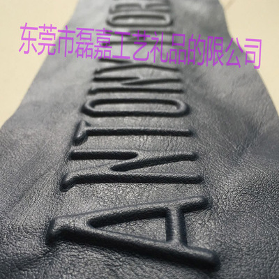 PU材料背面压凸灌胶定型独体字LOGO电压塑胶塑料商标 软PVC商标|ru